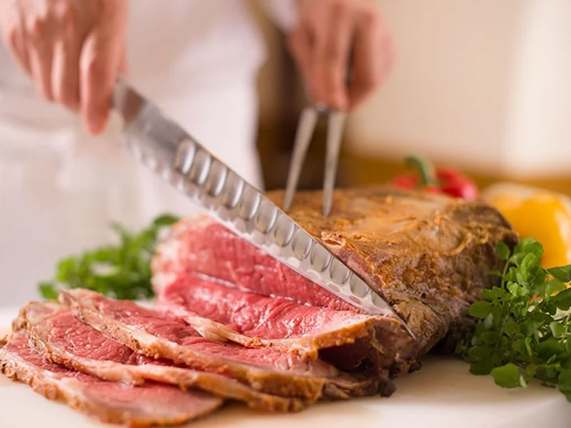 ローストビーフをスライスする様子