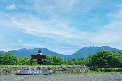 阿蘇の景色を眺める女性