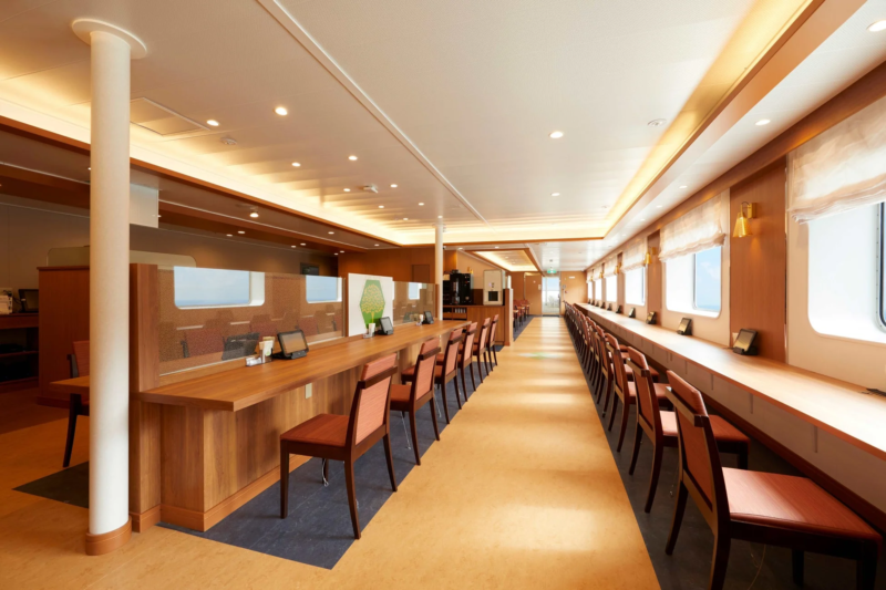 船内のラウンジ