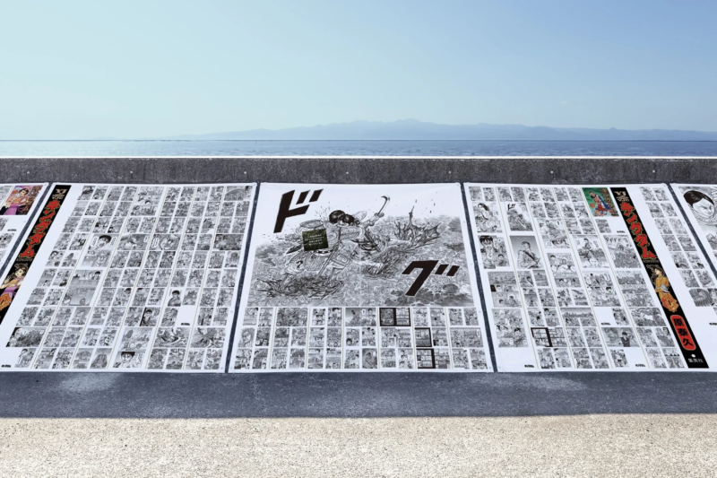 海を背景にしたキングダムの屋外展示