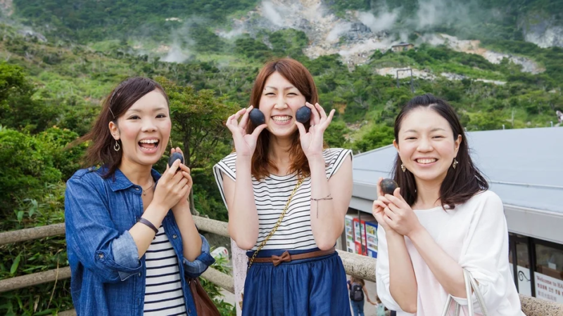 箱根の観光を楽しむ人々