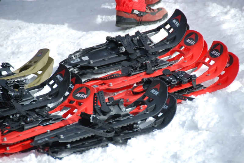 雪上に置かれたスノーシュー