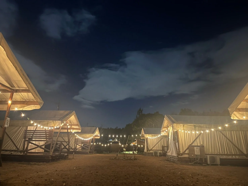 夜のグランピング施設でライトアップされたテント