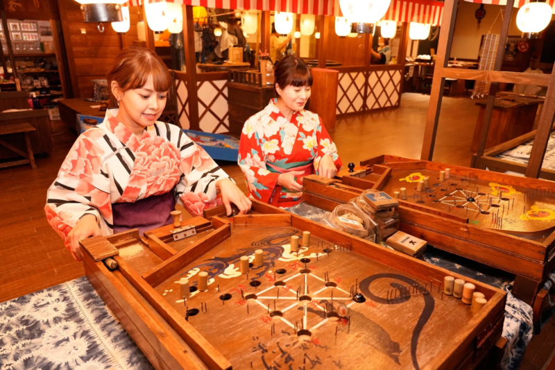 浴衣でスマートボールを楽しむ女性たち