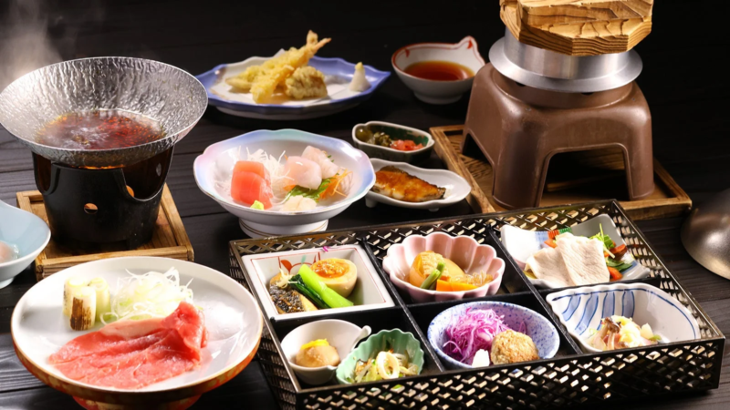 豪華な和食の会席料理が並べられた食卓の様子