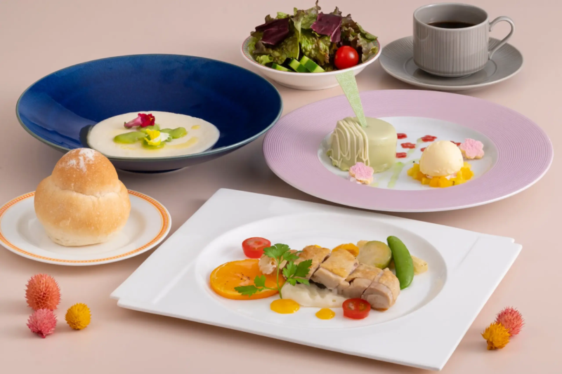 メインの肉料理、スープ、サラダ、パン、デザート、コーヒーが美しく盛り付けられたエレガントな洋食のフルコース