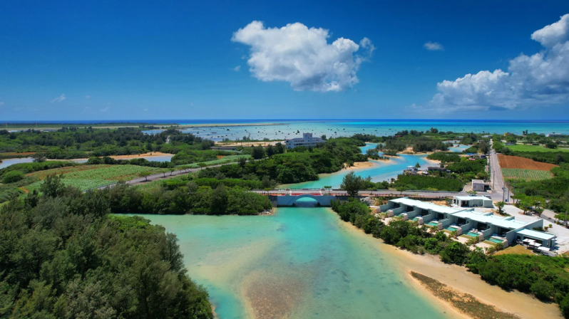 海、空、雲、橋、リゾート、水辺、自然、景色、青い海、緑豊かな、ビーチ、熱帯、道路、建物、晴天、海岸線、空撮
