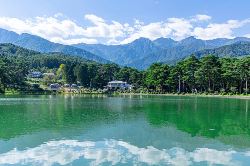 湖と山、グランピング施設