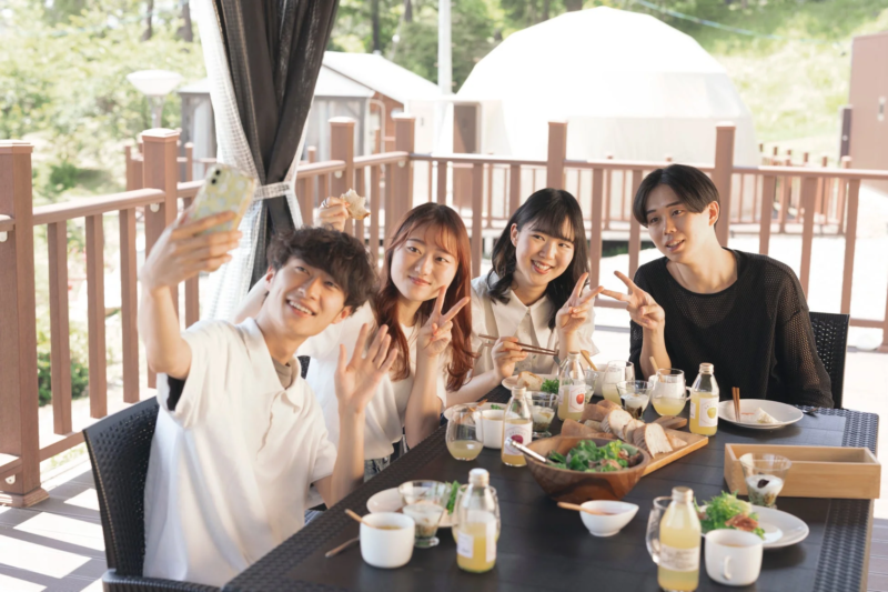 屋外テラスで食事を楽しむ若者たち