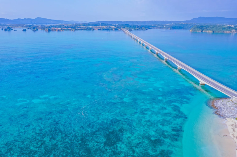 エメラルドグリーンの海に架かる橋