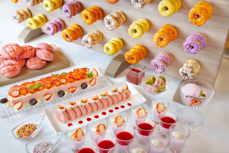 色とりどりのドーナツ、いちごのケーキ、ロールケーキ