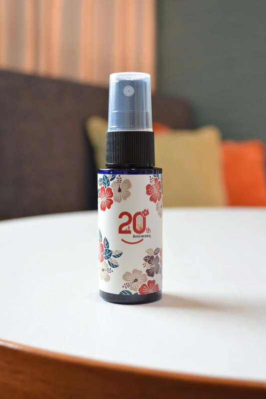 花柄と「20th Anniversary」のロゴがデザインされたスプレーボトル