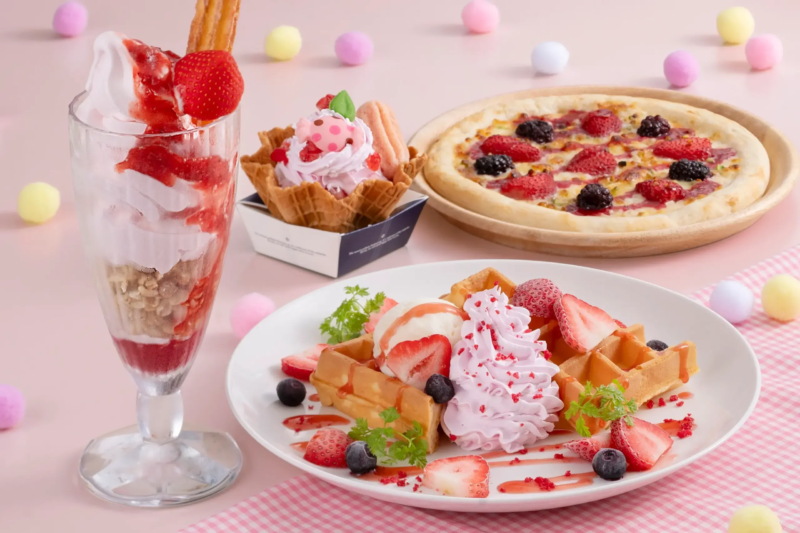 いちごをたっぷり使ったパフェ、ワッフル、ベリーピザなどの華やかなデザート