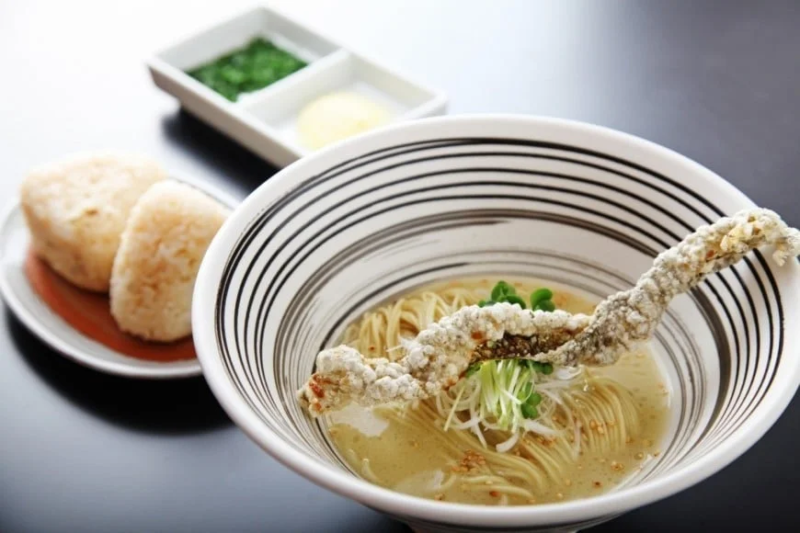 鯛の塩らぁ麺とおにぎりのセット