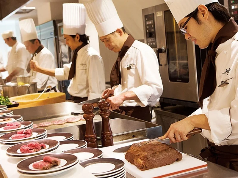 シェフによる肉料理の準備