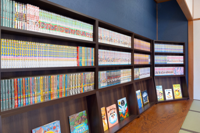 多数の漫画や絵本が並べられた大きな本棚