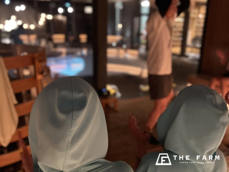 屋内でくつろぐ人々