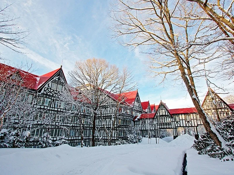 雪に覆われた美しい洋館が広がる冬の景色です。