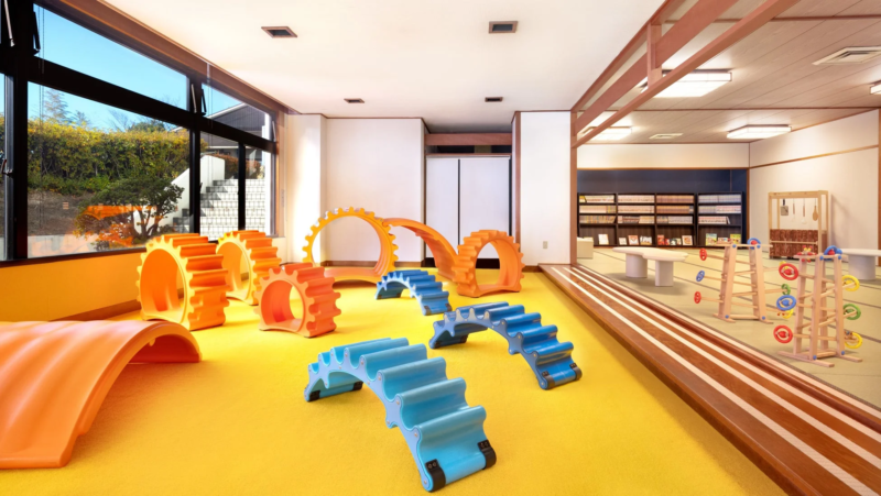 広々とした子供向けプレイルーム