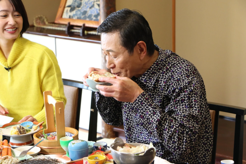 カニ料理を囲む様子