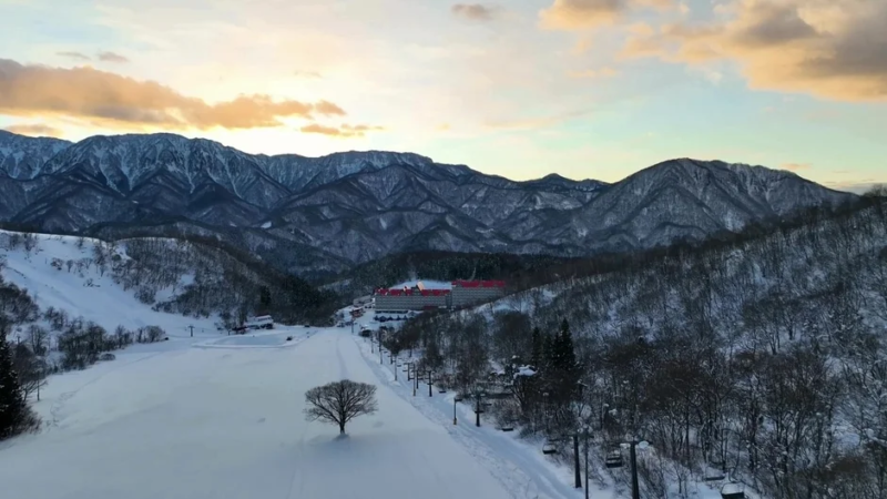 雪に覆われたスキー場とホテル、夕暮れ時