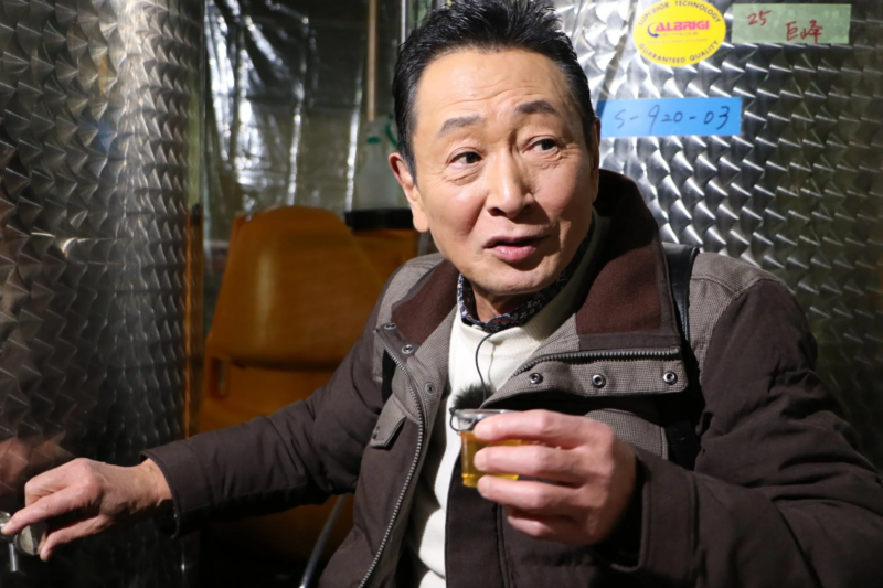 ワイナリーで試飲する男性