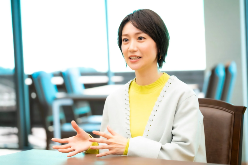 インタビューに応じる大島優子さん
