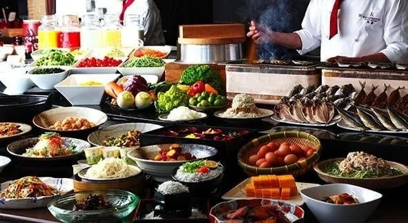 ホテルやレストランの豪華なビュッフェテーブルが写されています。