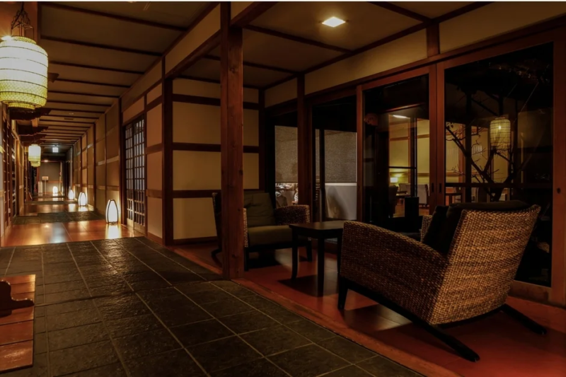 旅館の廊下と休憩スペース