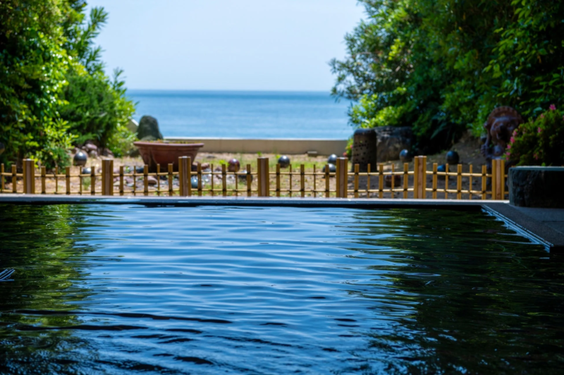海を望む美しいプールまたは露天風呂の風景