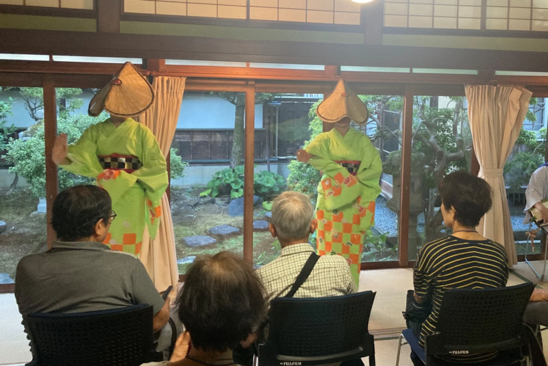 おわら踊りのパフォーマンス