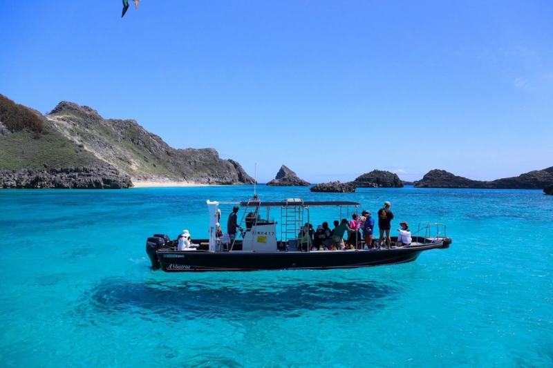 エメラルドグリーンの海を航行する遊覧船