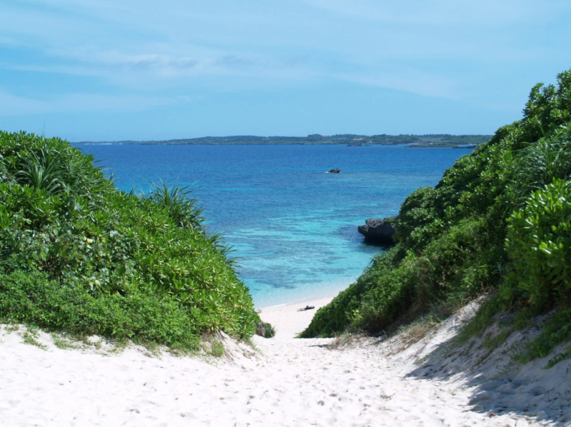 宮古島の白い砂浜