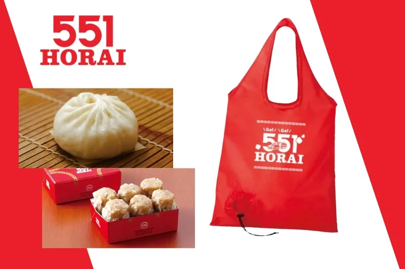 551蓬莱の豚まんと焼売、そしてブランドロゴが入った赤いエコバッグ