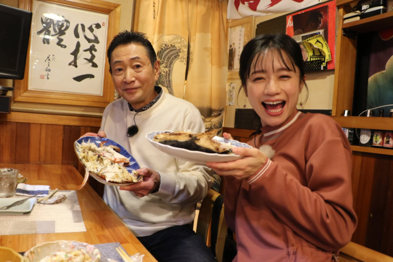 絶品の魚料理を楽しむ人々