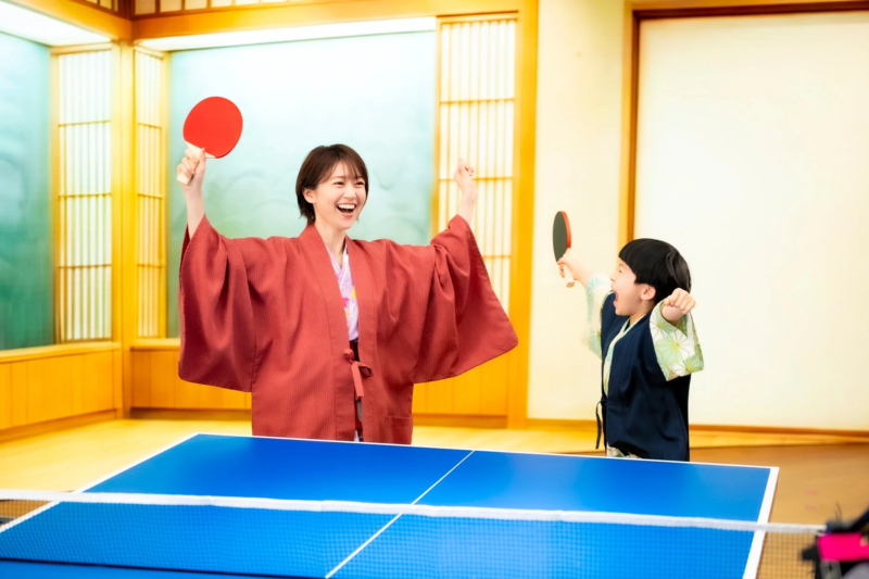 卓球を楽しむ大島優子さんと子供