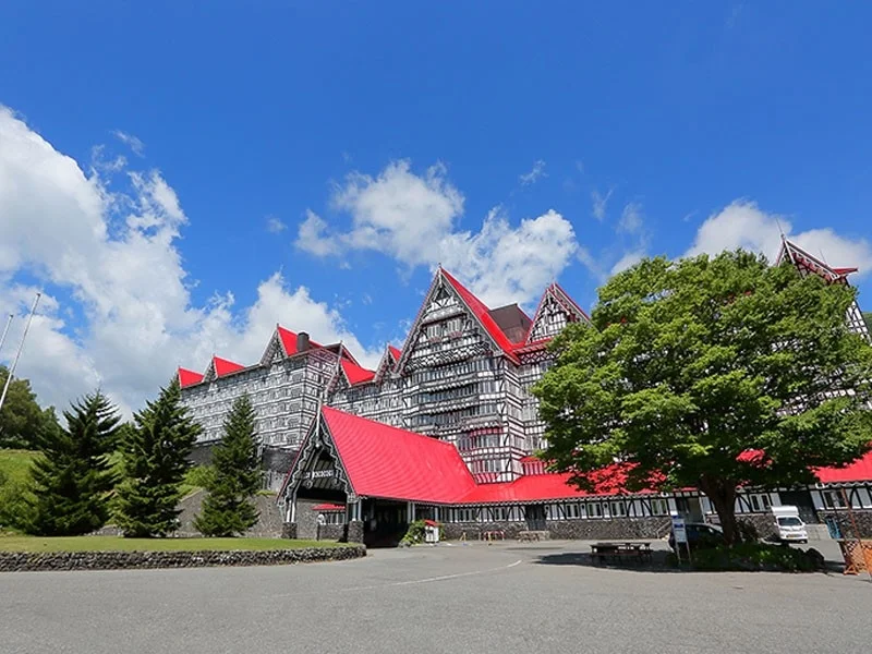 ホテルの外観、夏