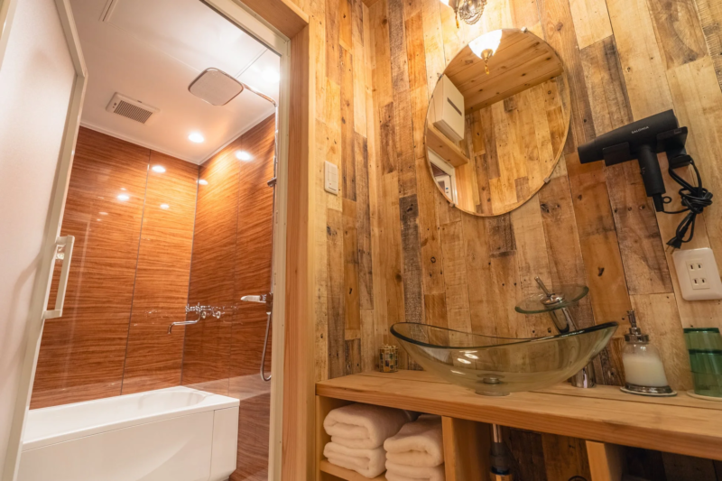 グランピング施設のバスルーム