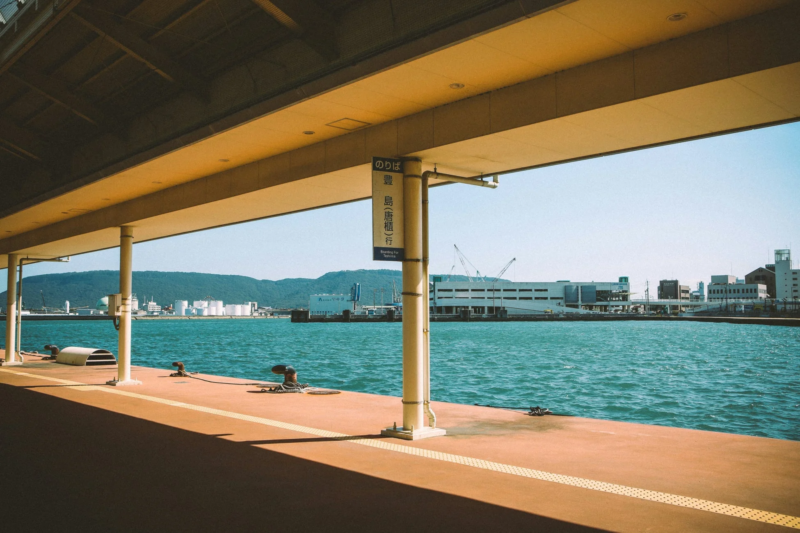 フェリー乗り場と瀬戸内海の風景