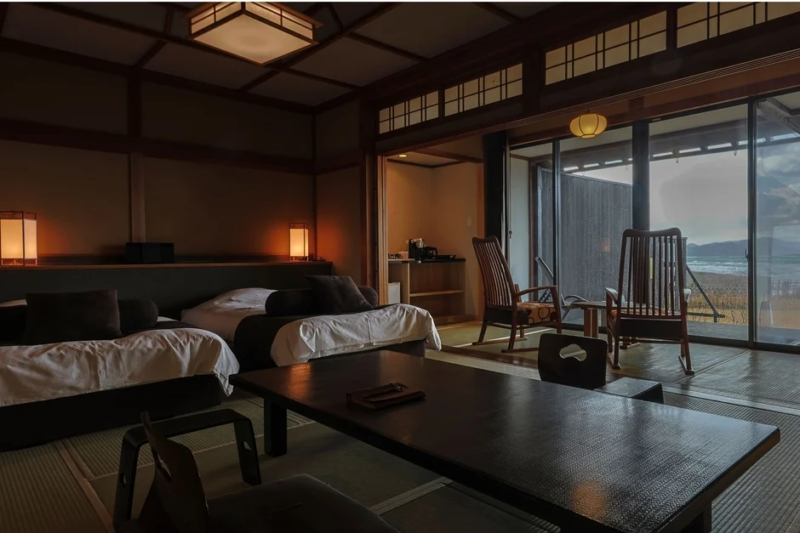 海に面した和室寝室