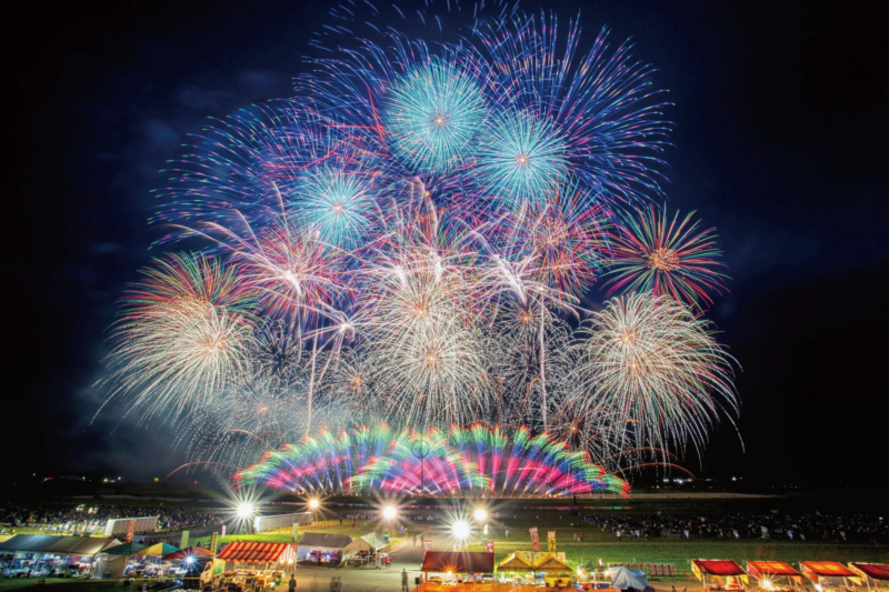 夜空に打ち上がる花火