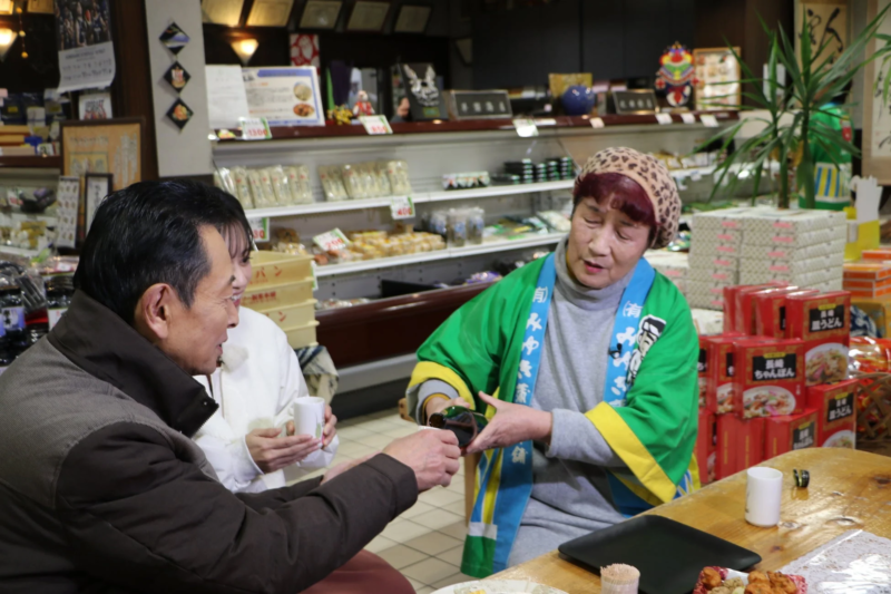 蒲鉾を勧める女性