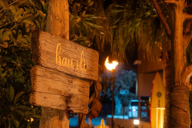 ハワイアン、夜景、木製看板、hau'oli、トロピカル、リゾート、ヤシの木、炎、サーフボード、ライトアップ、雰囲気