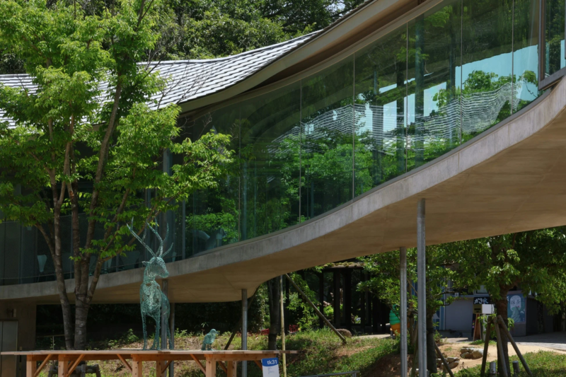 現代建築と鹿のオブジェ