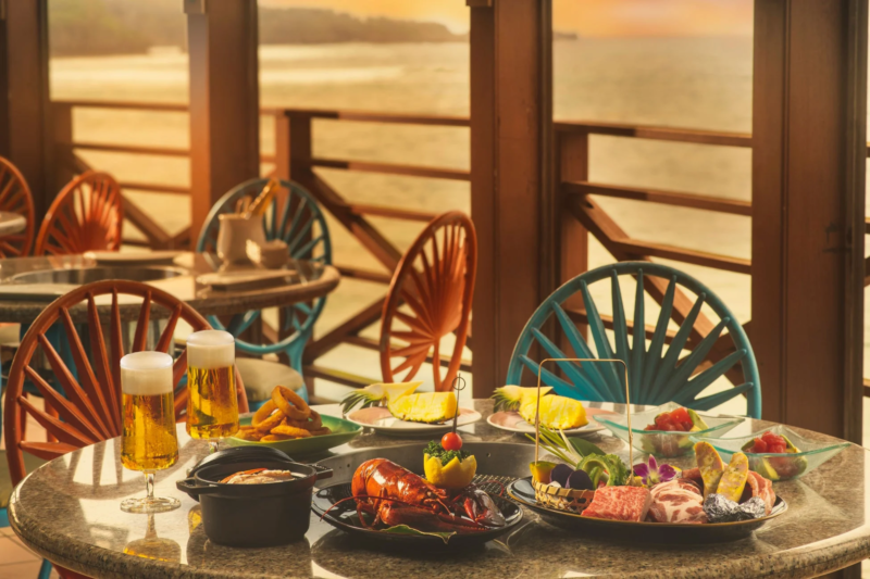 夕焼けを望むテラスでの食事