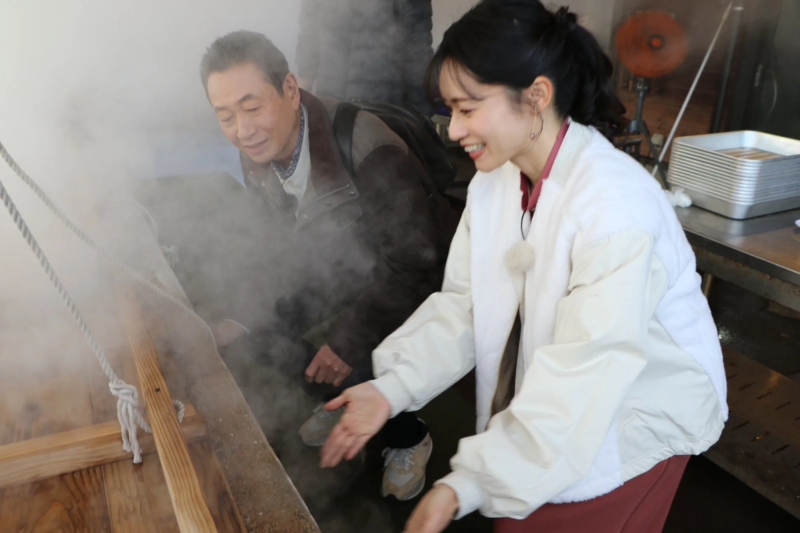 蒸し釜で調理する様子