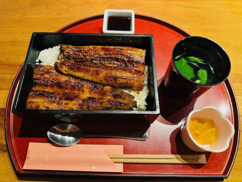 艶やかに焼き上げられたうなぎがご飯の上に盛られたうな重の膳