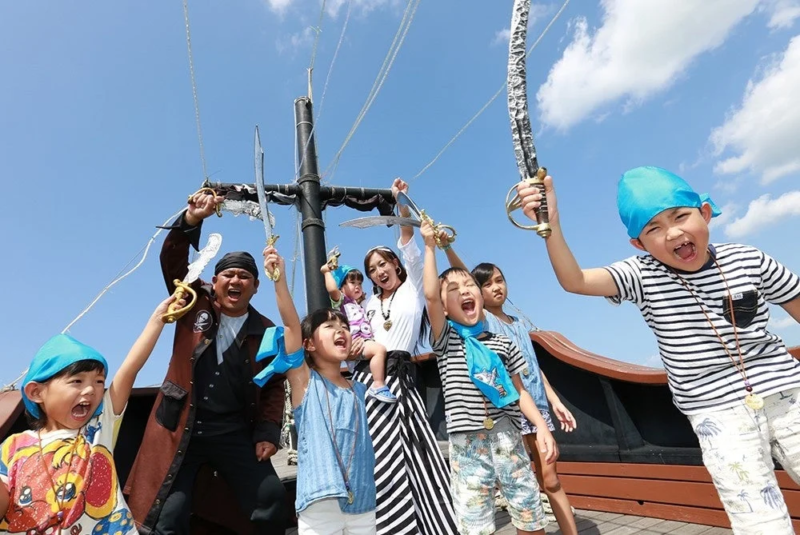 海賊コスプレの子供たち