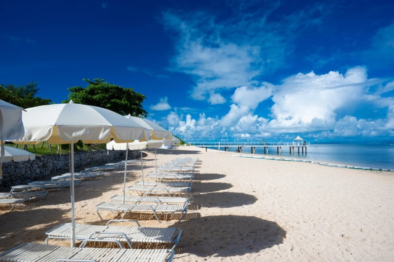 美しいビーチとパラソル