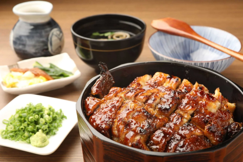 照り焼きの鰻がたっぷりのったうな重が主役の和食膳